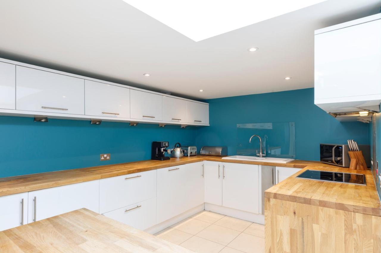 Beautiful Central 3-bed W/roof Terrace & Parking *